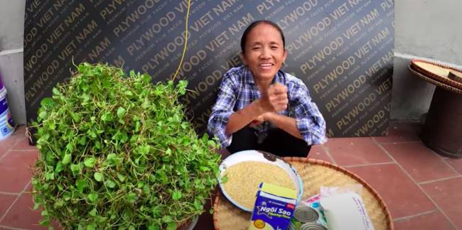 Bà Tân trổ tài làm cốc rau má đậu xanh siêu to khổng lồ, nhưng thứ dân mạng chỉ chăm chăm chú ý tới câu lỡ lời của Hưng Vlog-1