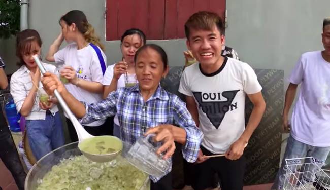 Bà Tân trổ tài làm cốc rau má đậu xanh siêu to khổng lồ, nhưng thứ dân mạng chỉ chăm chăm chú ý tới câu lỡ lời của Hưng Vlog-9