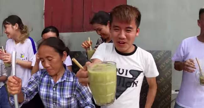 Bà Tân trổ tài làm cốc rau má đậu xanh siêu to khổng lồ, nhưng thứ dân mạng chỉ chăm chăm chú ý tới câu lỡ lời của Hưng Vlog-8