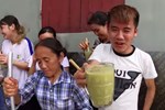 Con trai Bà Tân Vlog bị chỉ trích vì màn troll đổ nước ngọt vào cơm làm cả nhà không ăn được, dân mạng soi tình tiết bà Tân tức giận ra mặt-5