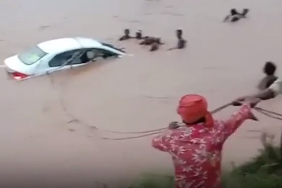 Dân làng buộc dây thừng, đập kính giải cứu xe đón dâu lao xuống sông