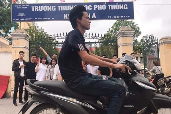 Bức ảnh kỷ yếu chiếm spotlight MXH: Cặp đôi 2K2 siêu dễ thương, bất ngờ yêu nhau sau 12 năm làm bạn-8