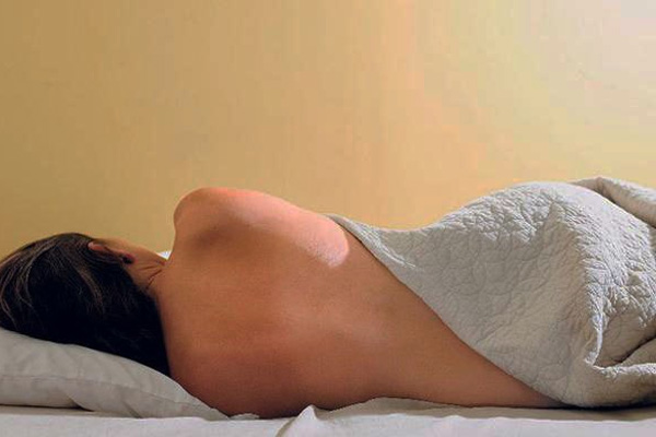 Đi thuê nhà thấy cô gái khỏa thân ngủ trong phòng, chàng trai có hành động kinh hoàng-1