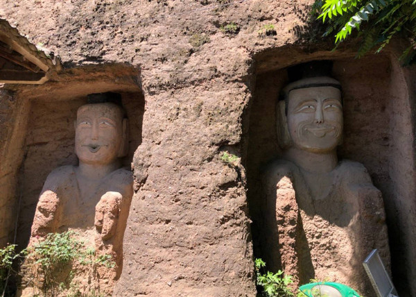 Xôn xao hình ảnh hai bức tượng Phật trong hang đá bất ngờ mỉm cười, nguyên nhân đằng sau khiến ai cũng ngỡ ngàng-1
