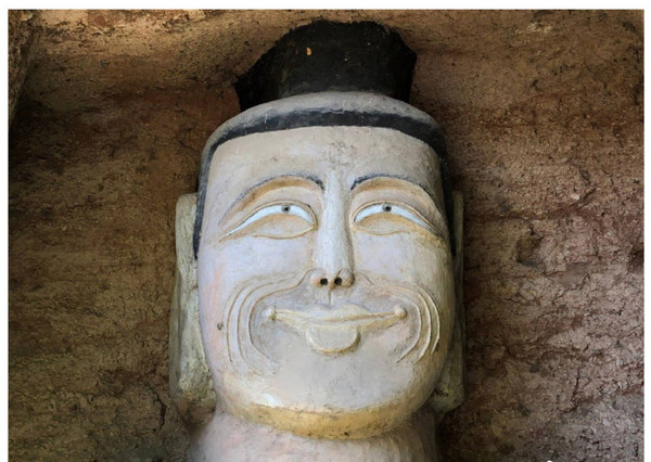 Xôn xao hình ảnh hai bức tượng Phật trong hang đá bất ngờ mỉm cười, nguyên nhân đằng sau khiến ai cũng ngỡ ngàng-2