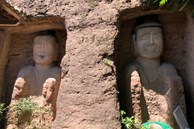 Xôn xao hình ảnh hai bức tượng Phật trong hang đá bất ngờ mỉm cười, nguyên nhân đằng sau khiến ai cũng ngỡ ngàng