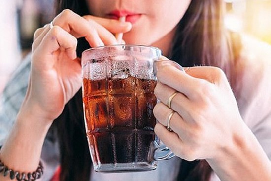 Cô gái mới 27 tuổi đã bị đục thủy tinh thể, nguyên nhân là do thường xuyên uống loại nước giải khát mà giới trẻ rất ưa thích