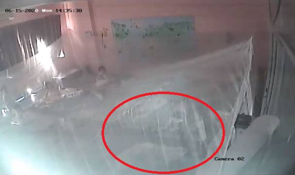 Kiểm tra camera thấy con trai bị xô ngã tới tấp, phụ huynh Hà Nội nghi cô giáo mầm non bạo hành con?-1