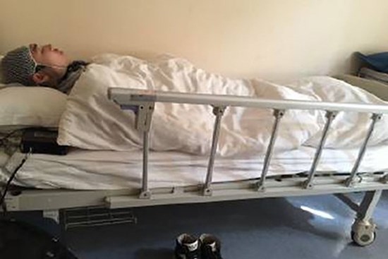 Nam sinh bị xâm hại tình dục đến mức tự tử nhưng trường học lấp liếm, điều tra phát hiện tin nhắn trong điện thoại chứa bí mật động trời