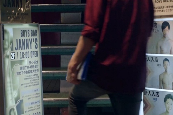 Bí mật trong nghề và góc khuất của những trai bao làm nghề mua vui cho khách hàng đồng tính-1