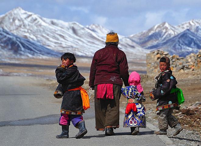 Phương pháp giáo dục trẻ nhỏ ở Tây Tạng: 1 tuổi coi là vua, 5 tuổi là nô lệ, nghe thì ngược đời nhưng càng ngẫm càng thấy đúng-1