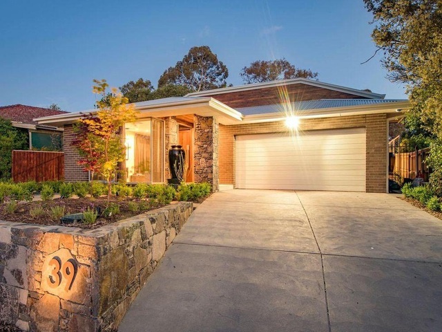 Ngôi nhà mặt tiền đơn giản nhưng bên trong lại ẩn giấu bí mật bất ngờ-1