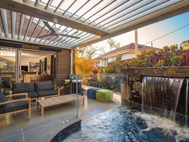 Ngôi nhà mặt tiền đơn giản nhưng bên trong lại ẩn giấu bí mật bất ngờ-3