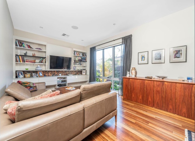 Ngôi nhà mặt tiền đơn giản nhưng bên trong lại ẩn giấu bí mật bất ngờ-5