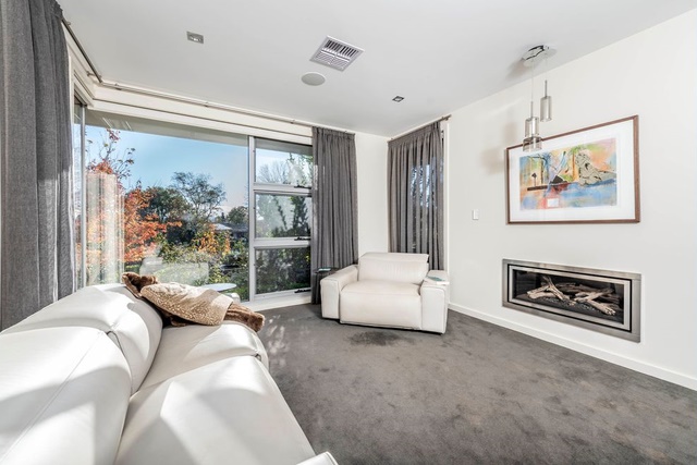 Ngôi nhà mặt tiền đơn giản nhưng bên trong lại ẩn giấu bí mật bất ngờ-6