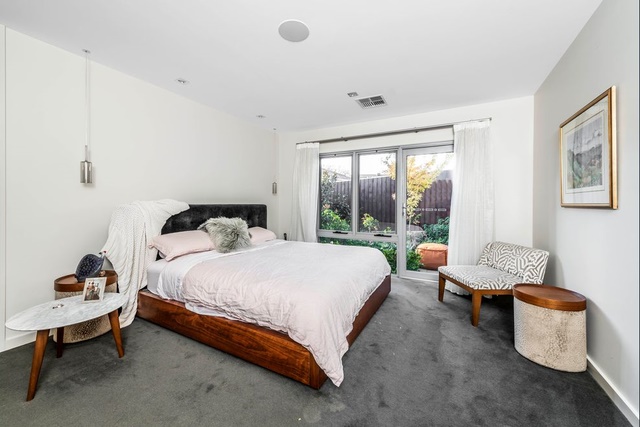 Ngôi nhà mặt tiền đơn giản nhưng bên trong lại ẩn giấu bí mật bất ngờ-9