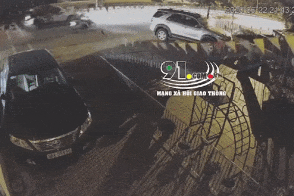 Clip: Xe khách chở 29 học sinh đi chụp ảnh kỷ yếu lật giữa đường