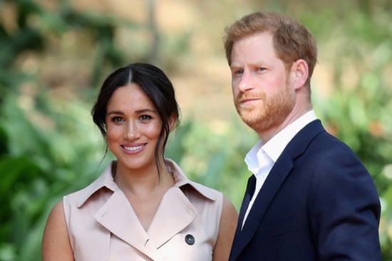 Rời hoàng gia, nhà Meghan Markle vẫn ngang nhiên sử dụng hình ảnh vương miện, dư luận chỉ nhận xét đúng một câu khiến cặp đôi phải xấu hổ