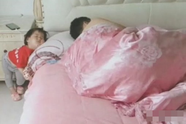 Bị gãy tay, bố đến chỗ con gái khám mà không được ưu tiên, nhìn loạt bệnh nhân xếp hàng dài ai cũng cười ngặt nghẽo-7