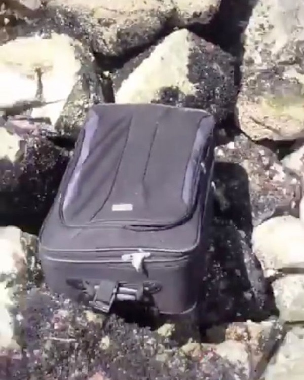 Nhặt được vali bên sông tưởng chứa đầy tiền mặt, hai cô gái sốc nặng khi kiểm tra-1