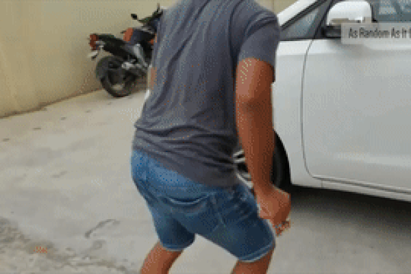 Khách hàng lái ôtô đâm thẳng vào tường ngay khi ra khỏi đại lý