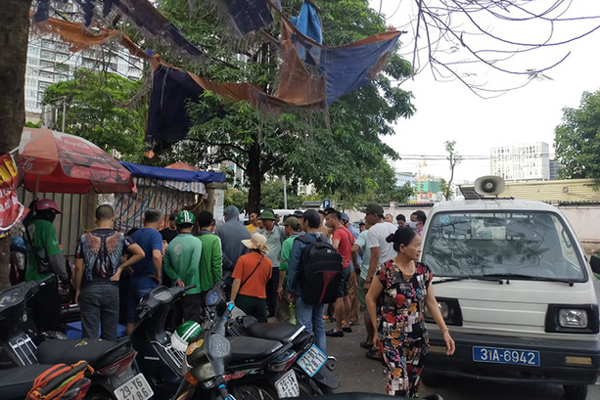 Nam thanh niên vào nhà nghỉ, để lại thi thể một cô gái trong nhà vệ sinh rồi bỏ trốn-1