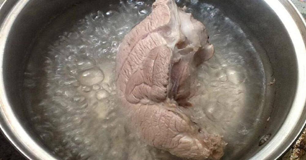 Luộc thịt theo cách này, bảo sao chất bổ trôi hết ra ngoài, chất có hại lại ngấm vào trong-1