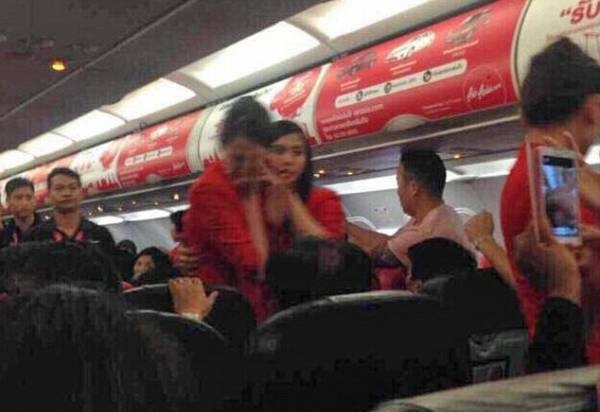 Máy bay sắp cất cánh, nữ hành khách ném điện thoại thẳng mặt tiếp viên trưởng vì lời nhắc nhở-1