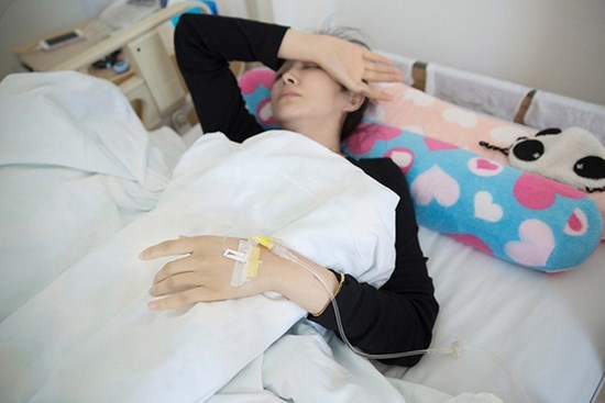 Người phụ nữ 27 tuổi bỗng phát hiện mắc ung thư dạ dày: Bác sĩ cảnh báo 2 nguyên nhân gây ung thư cực nhanh dù bạn không hút thuốc hay uống rượu