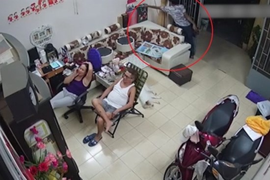 Cảnh trộm lấy điện thoại khi gia đình đang xem tivi