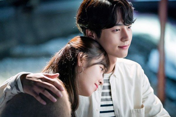 Nghe tiếng chồng cười khúc khích trong phòng tắm, tôi đạp cửa xông vào thì chết lặng-1