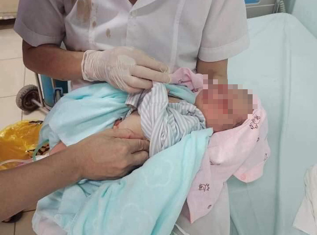 Thông tin mới nhất về tình hình sức khỏe bé sơ sinh bị bỏ rơi dưới hố ga ở Hà Nội sau 15 ngày nhập viện-1