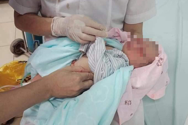 Bé sơ sinh bị bỏ rơi ở hố ga đã tử vong-2