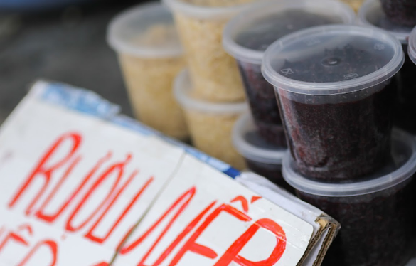 Sát Tết Đoan Ngọ: Cơm rượu nếp tiếp tục là hàng hot, tiểu thương hốt bạc-2