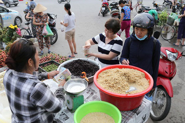 Tới tấp đặt xôi ngũ sắc tết Đoan ngọ, tiểu thương ngày bán trăm đĩa-4