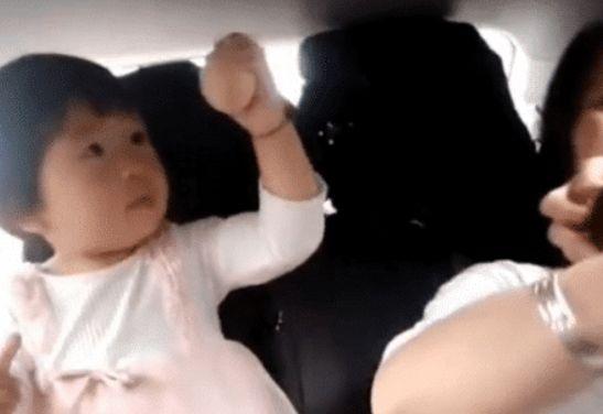 Đang vui vẻ tự nhiên con gái dùng tay đập vào đầu em rồi nói 1 câu khiến mẹ không thể trách mắng mà chỉ cười-1