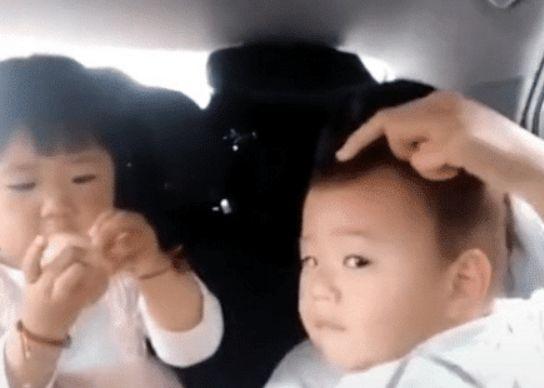 Đang vui vẻ tự nhiên con gái dùng tay đập vào đầu em rồi nói 1 câu khiến mẹ không thể trách mắng mà chỉ cười-2