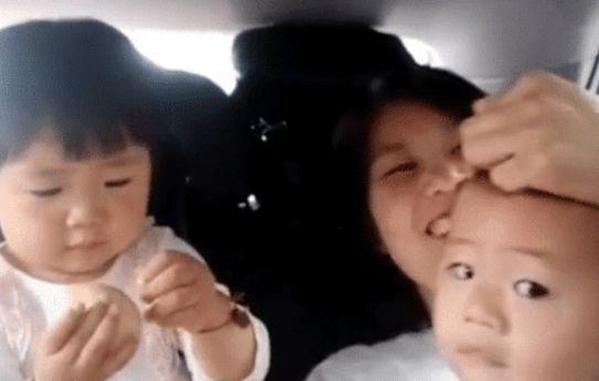 Đang vui vẻ tự nhiên con gái dùng tay đập vào đầu em rồi nói 1 câu khiến mẹ không thể trách mắng mà chỉ cười-3