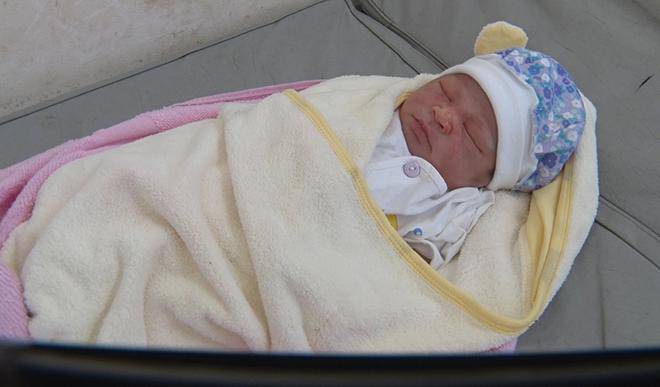 Lại phát hiện bé gái sơ sinh bị bỏ rơi ở bụi cây ven đường, côn trùng bu khắp người-1