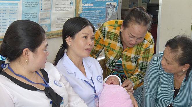 Lại phát hiện bé gái sơ sinh bị bỏ rơi ở bụi cây ven đường, côn trùng bu khắp người-2