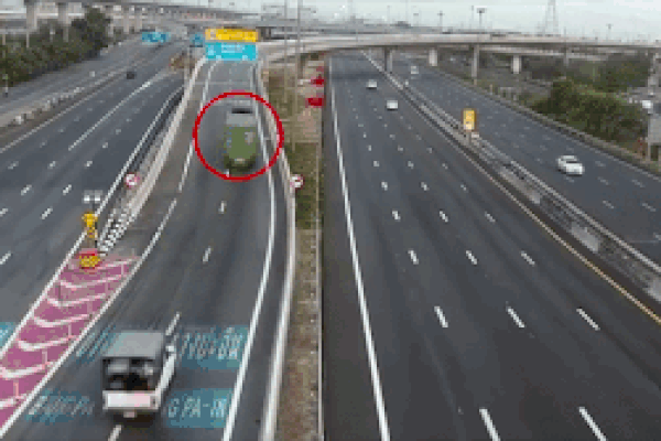 Xe container rơi khỏi cầu vượt cao 9 m