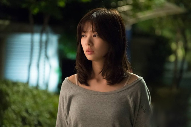 Nửa đêm dậy đi vệ sinh, tôi hết hồn vì bóng người ngoài ban công, nhận ra danh tính chỉ biết ôm mặt khóc nấc-1