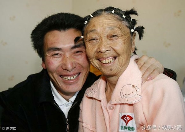 Chuyện tình của chàng 26 tuổi vẫn kết hôn với bà lão 59 tuổi mặc gia đình ngăn cản, hàng xóm chê cười giờ ra sao?-1