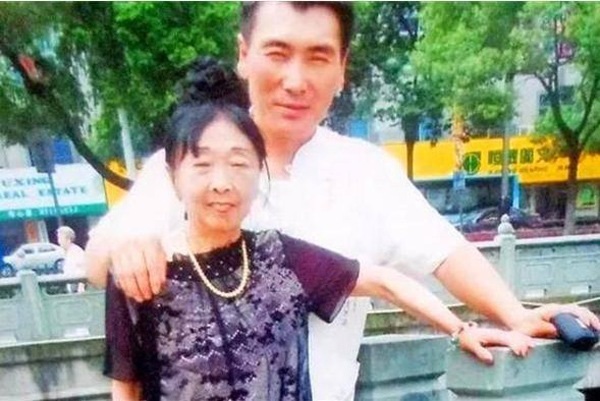 Chuyện tình của chàng 26 tuổi vẫn kết hôn với bà lão 59 tuổi mặc gia đình ngăn cản, hàng xóm chê cười giờ ra sao?-3