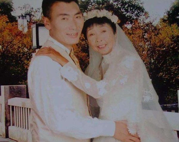 Chuyện tình của chàng 26 tuổi vẫn kết hôn với bà lão 59 tuổi mặc gia đình ngăn cản, hàng xóm chê cười giờ ra sao?-5