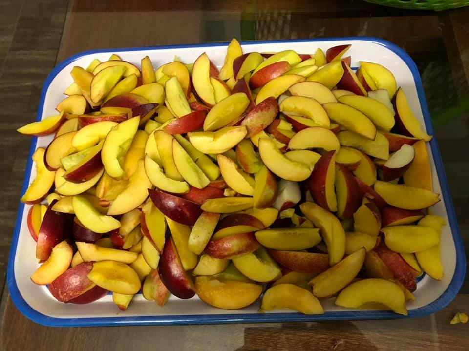 Đào lòng vàng giòn ngọt giá chỉ 10 ngàn đồng/kg bán khắp chợ mạng, bà nội trợ đặt cả yến về làm trà đào-4