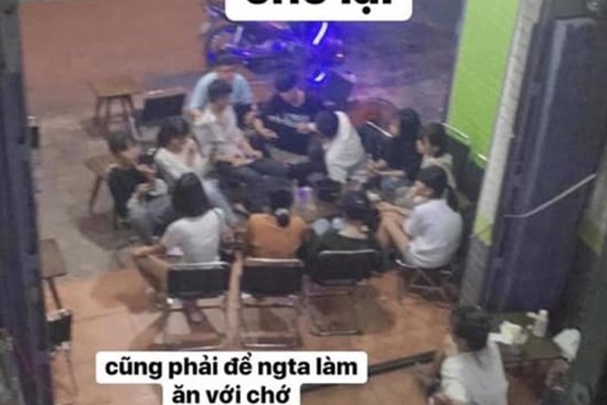 Đi cà phê 11 người mà chỉ gọi 2 chai nước ngọt, nhóm khách bị chủ quán livestream