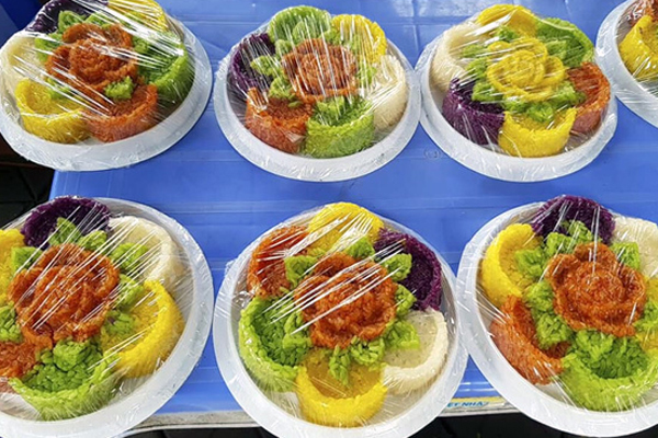 Tết Đoan Ngọ sen trắng cháy hàng, 100 ngàn/bó khách tranh nhau-5