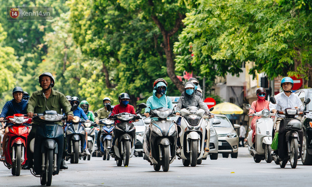 Ảnh: Nắng nóng tiếp tục gay gắt trên 40 độ C, người dân vật lộn tìm đủ mọi cách tránh nóng-2