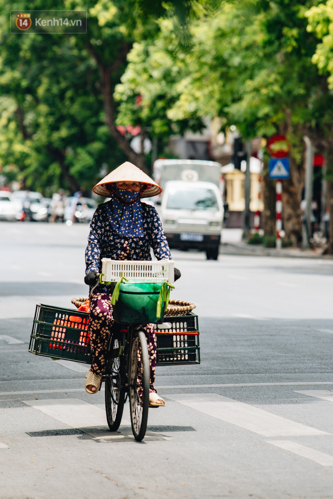 Ảnh: Nắng nóng tiếp tục gay gắt trên 40 độ C, người dân vật lộn tìm đủ mọi cách tránh nóng-9